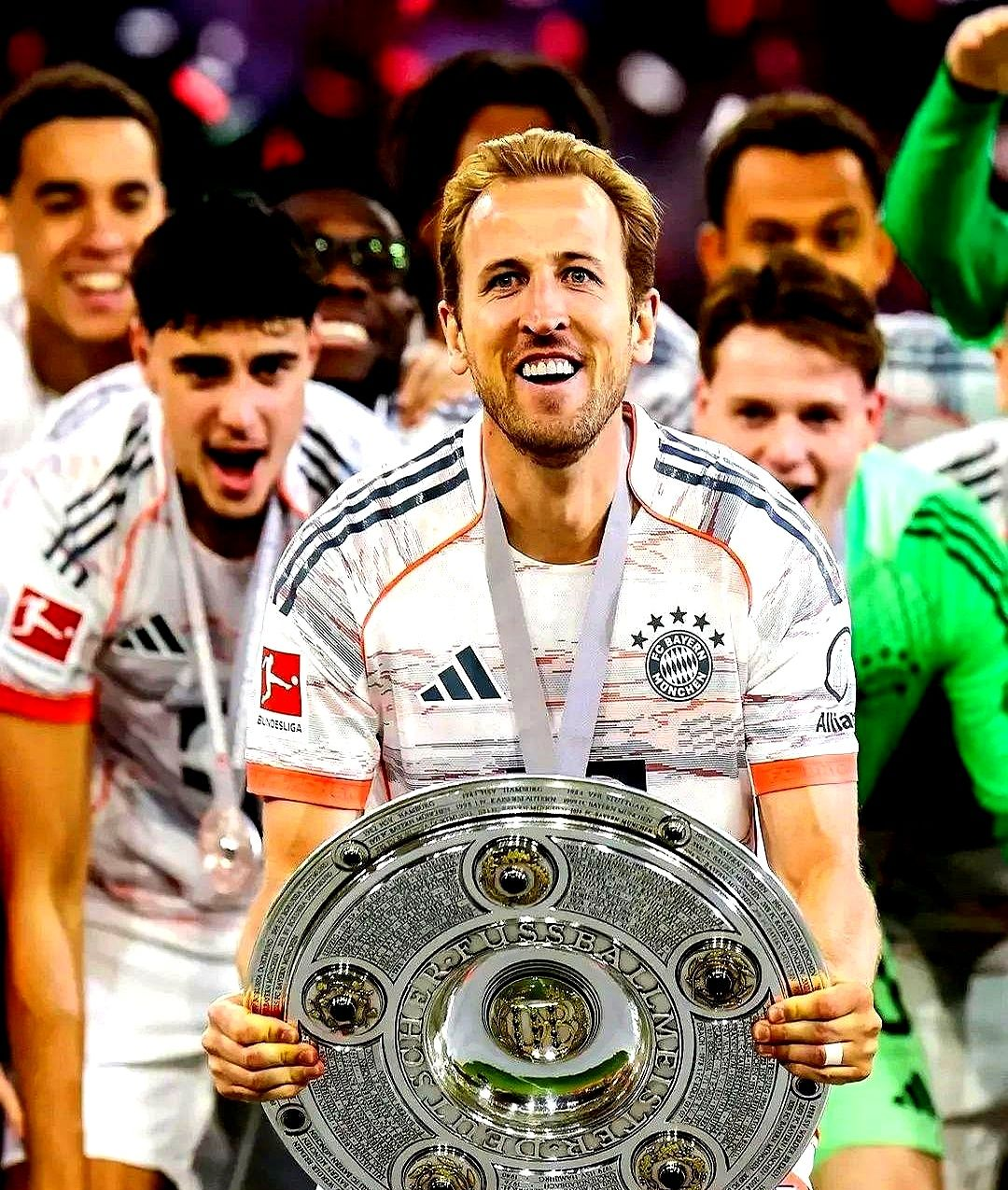 AYX- 败北首场状态出色，巴塞罗那观众沸腾！，凯恩重返赛场赢得满堂喝彩